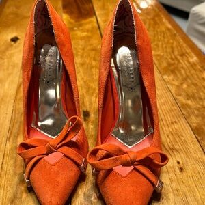 Sooooo classy orange suede heels